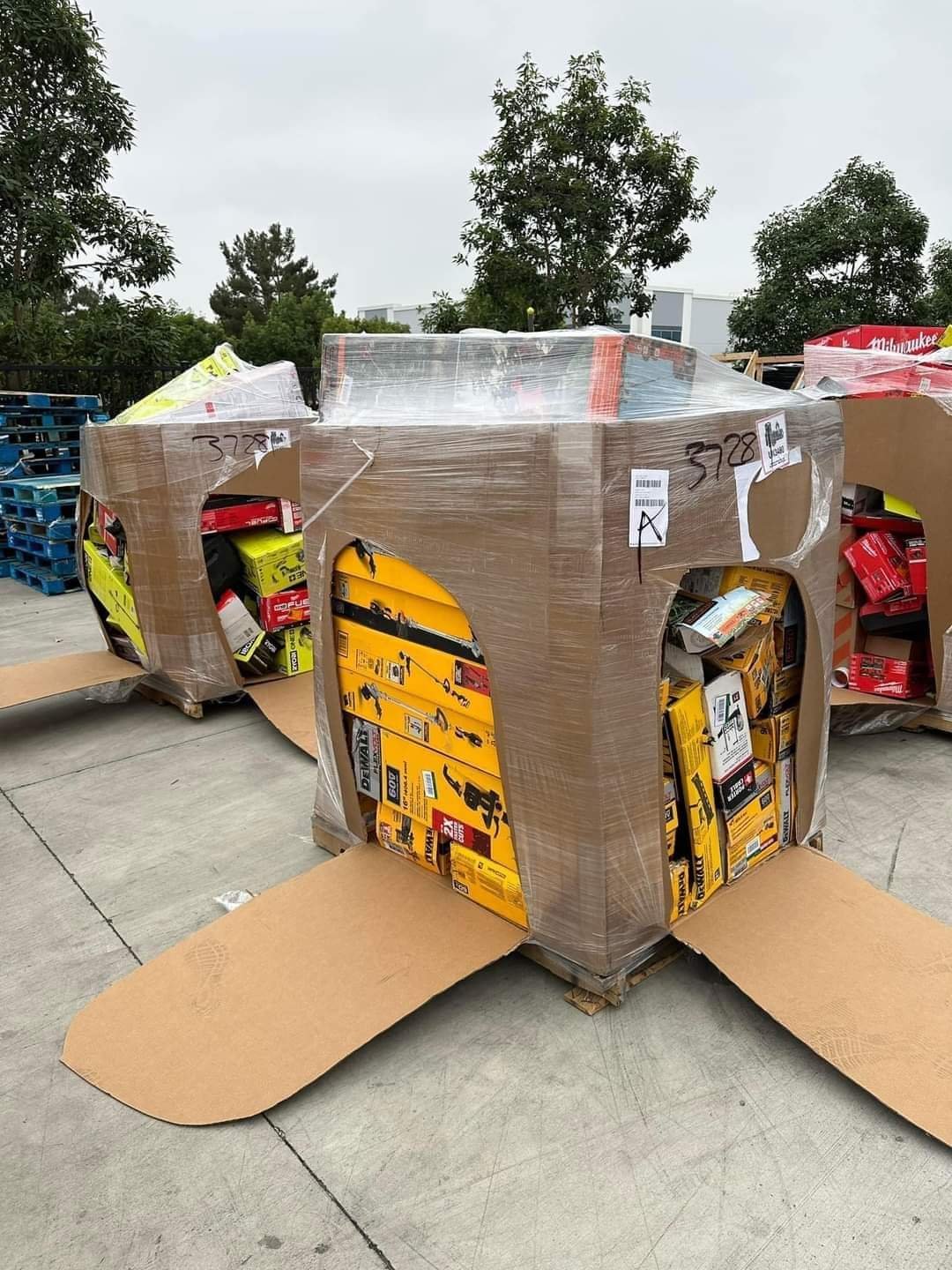 milwaukee-dewalt-and-ryobi-tool-pallets.jpg